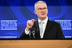 Skilled visas prioritised, enforcement beefed up, under govt migration changes