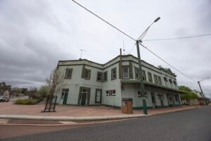 Fremantle AFL grand final to help revive WA country town's pub
