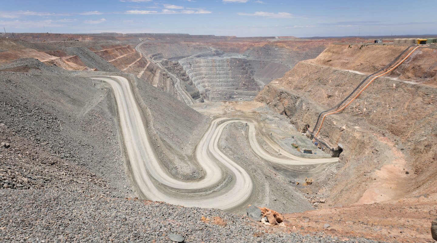 South African gold giant set to pursue Australian rival
