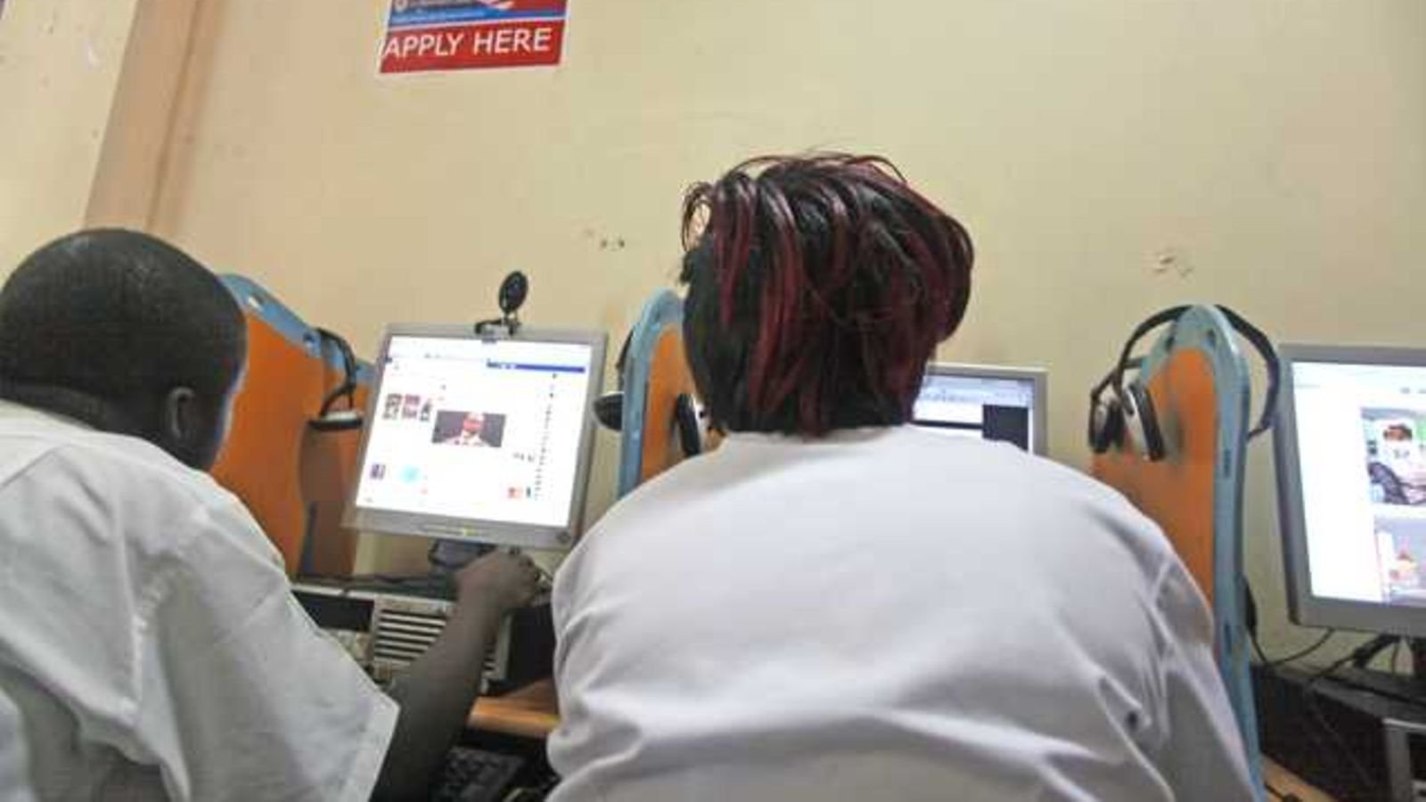 Kenyan cyber cafés reinvent as smartphones kill browsing business