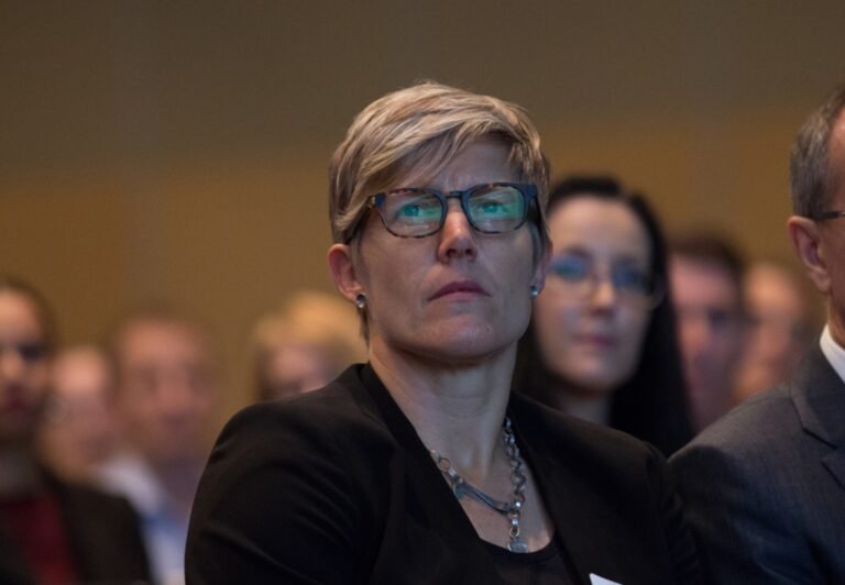 Red tape snarl costs business $160b